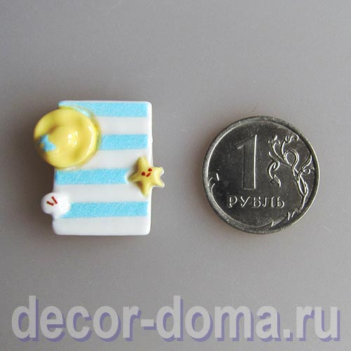 Пляжное полотенце со шляпой, фигурка миниатюрная, 2,2 см Пляжное полотенце со шляпой, фигурка миниатюрная, 2,2 см