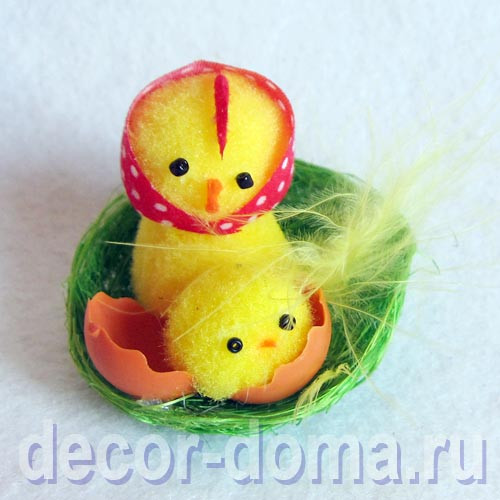 Курочка и цыпленок миниатюрные в гнезде