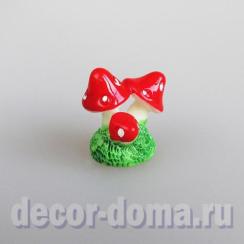 Мухоморы в траве, фигурка миниатюрная, 2 см